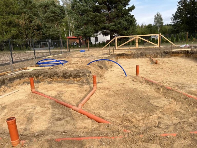 Jedna z naszych realizacji: pomarańczowe rury kanalizacyjne w podłożu przed wykonaniem płyty.