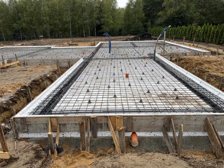 Jedna z naszych realizacji: siatki zbrojenia, dystanse i izolacja brzegowa przed betonowaniem.