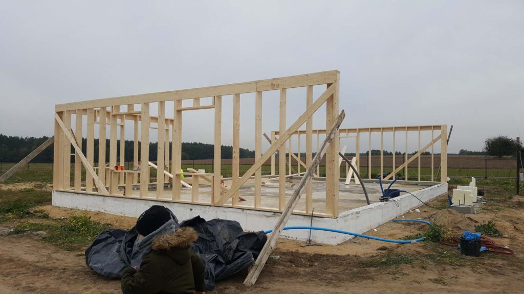 Budowa domu drewnianego to inwestycja, która łączy estetykę, tempo realizacji i coraz ważniejszą dziś energooszczędność.