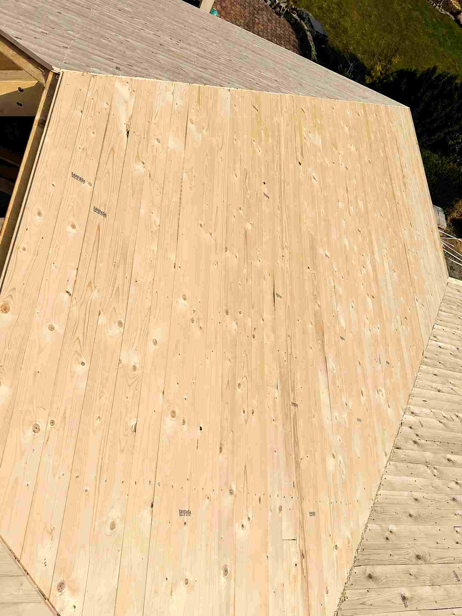 Deska dachowa 20×120 mm na połaci dachu