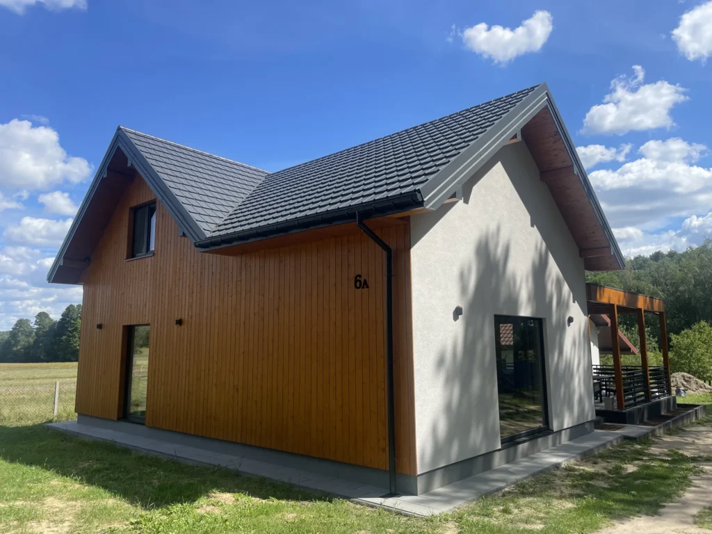 Dom w Stefanowie – drewniana elewacja i grafitowy dach