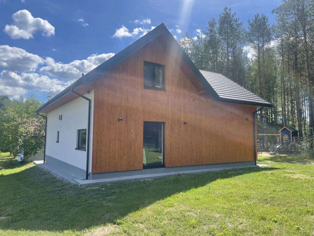 Dom w Stefanowie – widok na elewację od strony ogrodu